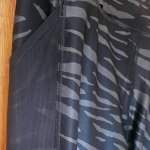 NWOT Puma Leggings Gray/Black Print Cropped Stretch Capri High Rise, Sz Lg - Picture 3 of 6